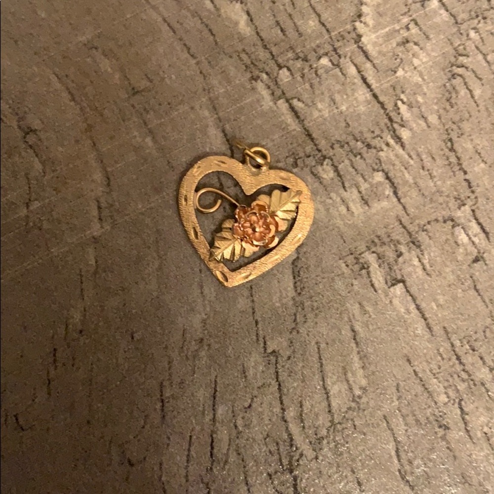 10K heart shaped pendant